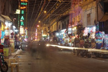 2 Kasım 2013 Delhi'de ünlü ana ın Bazaarı Caddesi'nde günlük faaliyetleri ile meşgul insanlar