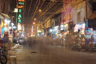 2 Kasım 2013 Delhi'de ünlü ana ın Bazaarı Caddesi'nde günlük faaliyetleri ile meşgul insanlar