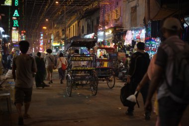 2 Kasım 2013 Delhi'de ünlü ana ın Bazaarı Caddesi'nde günlük faaliyetleri ile meşgul insanlar