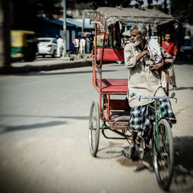 Sabah bir sokakta 10 Kasım 2013 eski Delhi, Hindistan. 