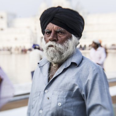 Sihler ve Hint insanlar Amritsar, Punjab Golden Tapınağı ziyaret