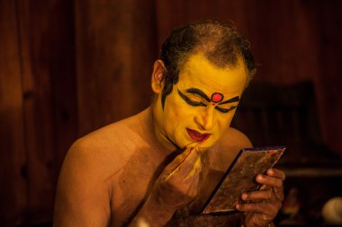 kimliği belirsiz kathakali üs performans için hazırlanıyor