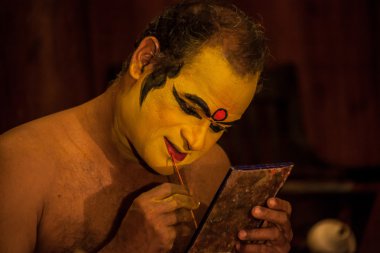 kimliği belirsiz kathakali üs performans için hazırlanıyor