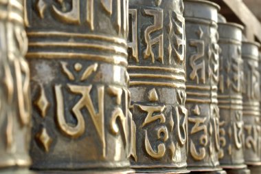 Tibetian ibadet tekerlerimi. Seçici odak. Katmandu, Nepal