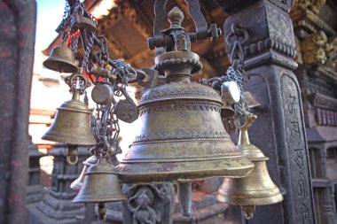 Birçok metal kurbanlık çan zinciri üzerinde asılı ve açılış güvercin, 