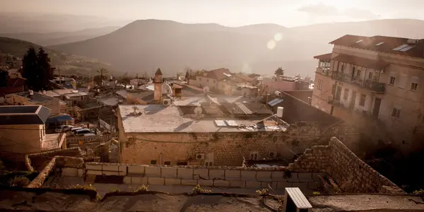 Az ősi hasid, Ortodox zsidó Safed barátait régi város jellegzetes viev — Stock Fotó