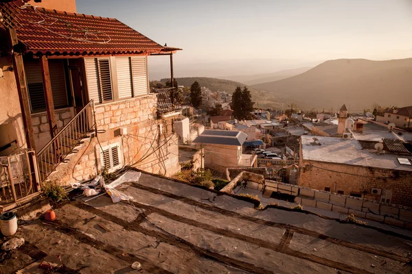 Az ősi hasid, Ortodox zsidó Safed barátait régi város jellegzetes viev — Stock Fotó