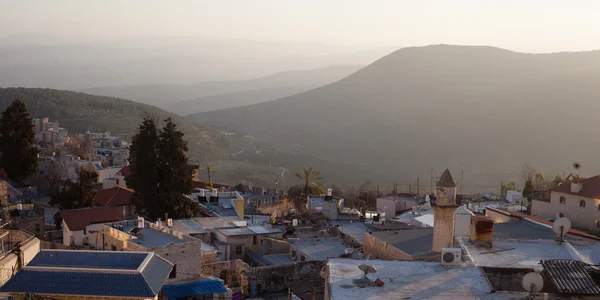 Az ősi hasid, Ortodox zsidó Safed barátait régi város jellegzetes viev — Stock Fotó