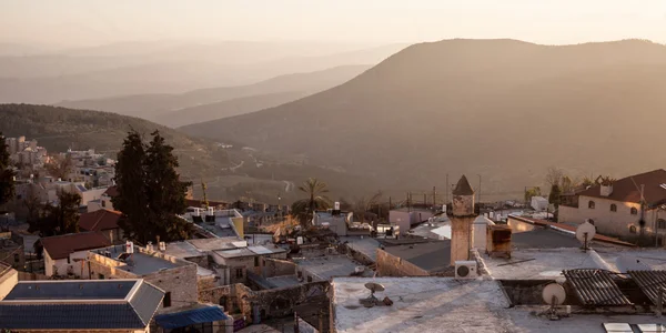 Az ősi hasid, Ortodox zsidó Safed barátait régi város jellegzetes viev — Stock Fotó