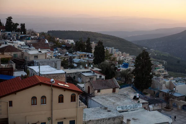 Typická viev v starověké hasid, Ortodox židovské Safed staré město trh s kamennými stěnami a barevnými dveřmi v Safedu, — Stock fotografie