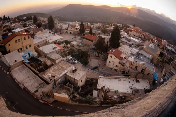 Visor típico no hasid antigo, mercado velho da cidade de Ortodox Jewish Safed com paredes de pedra e portas coloridas — Fotografia de Stock