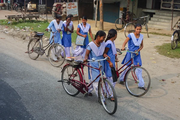 School girls going their homes from city to village, on bicycles, - popular indian transport, - October 28, Varanasi, India — Stock Photo, Image