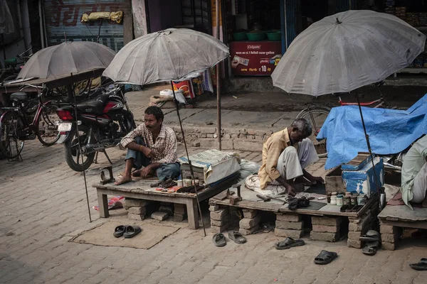 Sapateiro indiano idoso da tribo Rabari faz novo par de sapatos tradicionais em tVaranasi, Índia . — Fotografia de Stock