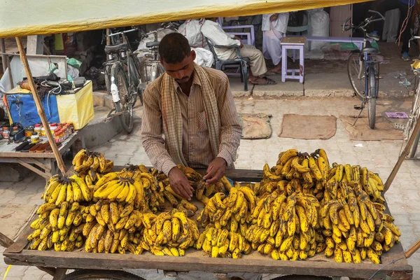 Exotische vruchten in de markt. Net als de charmante mensen, exotisch fruit begroet u op bijna elk van India — Stockfoto