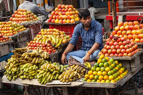 Exotic fruits in market. Like the charming people, exotic fruit greets you on almost every   of India — Stock Photo, Image