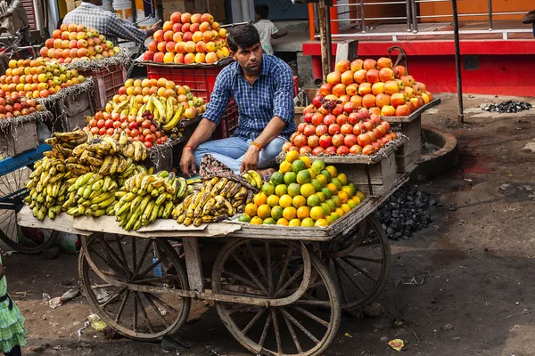 Екзотичні фрукти ринку. Як чарівні людей, екзотичних фруктів вітає вас на майже кожен Індії — стокове фото