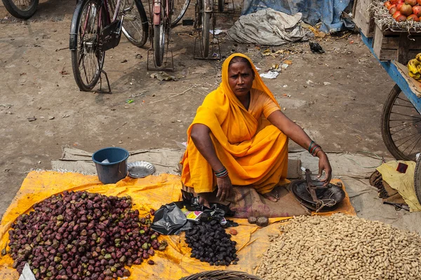 A senior woman selling vegetables in a street market in the city of Jodhpur in Rajasthan, India — Stock Photo, Image