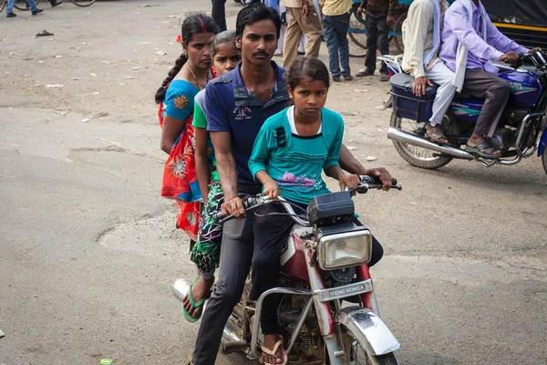 Young family riding on a bike. Motorbike is the most favorite vehicle and most affordable for India. — Stock Photo, Image