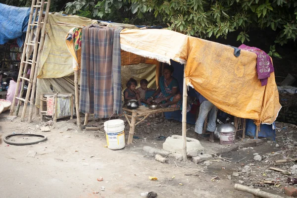 Família indiana pobre que vive em uma cabana improvisada ao lado da estrada — Fotografia de Stock