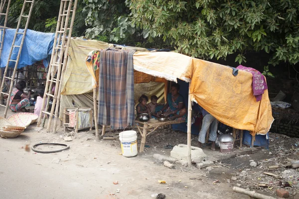 道路の側でその場しのぎの小屋に住んでいる貧しいインド家族 — ストック写真