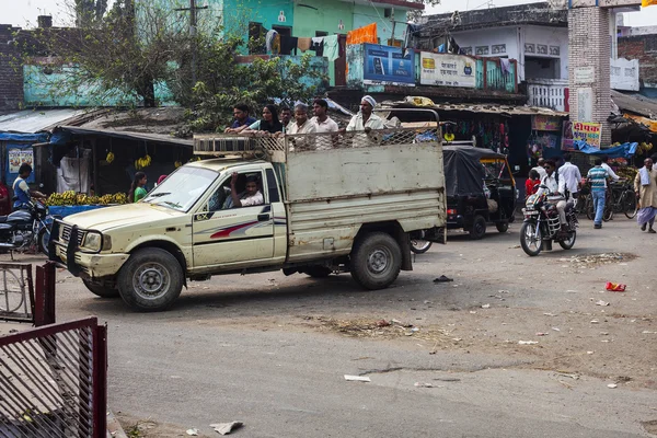 Veřejná doprava v Indii. Crazy silniční scéně-truck s mnoha lidmi. 28. října 2013. , Varanasi, Indie. — Stock fotografie