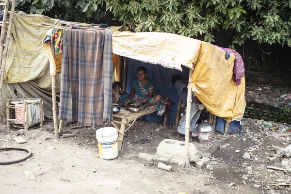 Pobre familia india viviendo en una choza improvisada al lado de la carretera —  Fotos de Stock