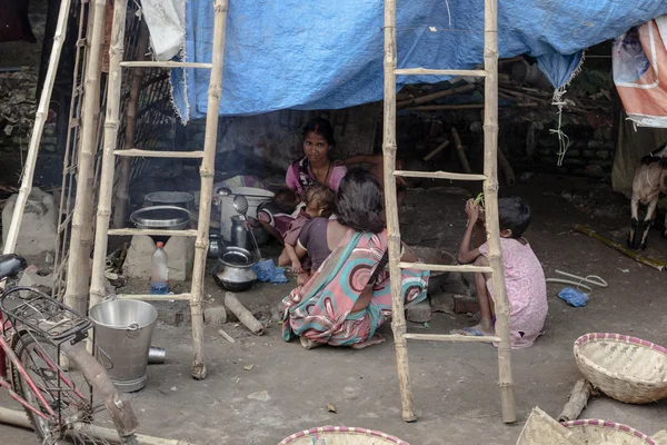 Pobre familia india viviendo en una choza improvisada al lado de la carretera —  Fotos de Stock