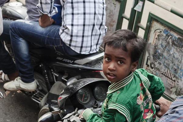 Kleiner Junge, der mit seiner Familie auf einem Fahrrad unterwegs ist. Motorrad ist das beliebteste und erschwinglichste Fahrzeug für Indien. — Stockfoto