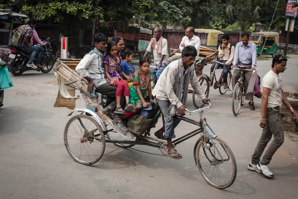 Familia india con muchos niños montando en rikshaw. Moto es el vehículo más favorito y más asequible para la India —  Fotos de Stock