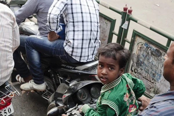 Mały chłopiec, jazda na rowerze z rodziną. — Zdjęcie stockowe