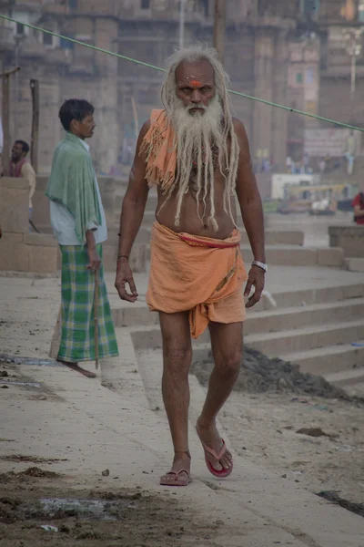 Gente hindú en las orillas sagradas del río Ganges en Dashashwamedh ghat —  Fotos de Stock