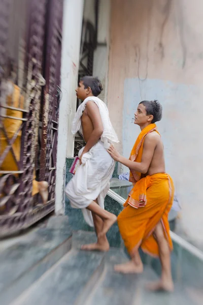 Pueblos hindúes no identificados en el sagrado casco antiguo de Varanasi —  Fotos de Stock