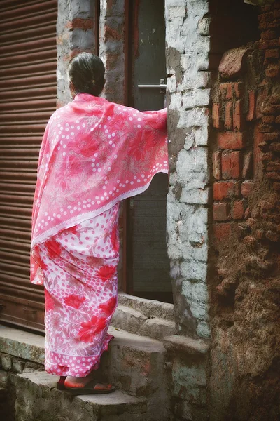 Unidentified hindu women on the streets of sacred Varanasi old town on November 22, 2012 in Varanasi — Stock Photo, Image