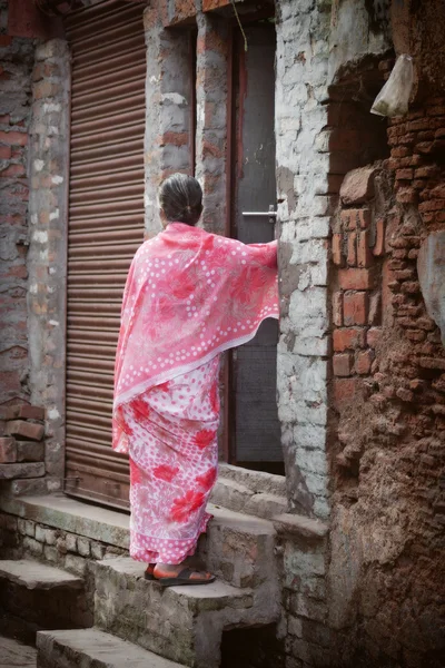 Oidentifierade hinduiska kvinnor på gatorna i heliga Varanasi gamla stan den 22 November 2012 i Varanasi — Stockfoto