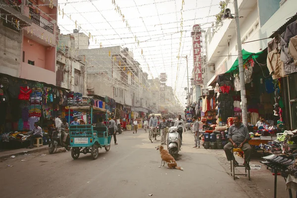 观看拥挤的街道，街道上有商店、旅馆、交通和主要集市或Paharganj的人 — 图库照片