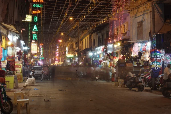 Menschen sind mit den täglichen Aktivitäten auf dem berühmten Hauptbasar Straße am 2. November 2013 in delhi beschäftigt — Stockfoto