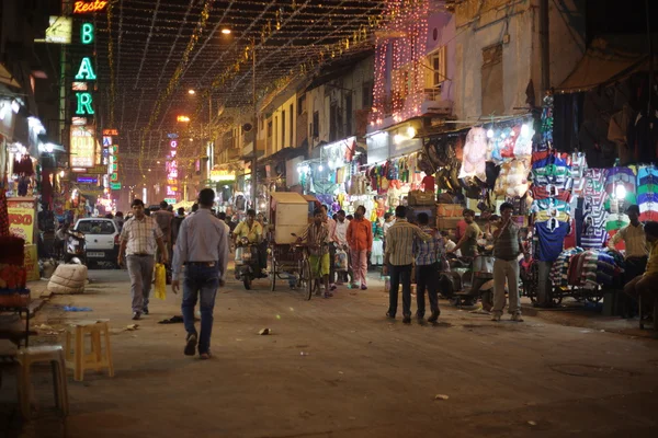 Ludzie są zajęci z codziennych zajęć na słynnej ulicy Main Bazar na Listopad 2, 2013 w Delhi — Zdjęcie stockowe