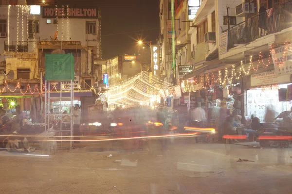 As pessoas estão ocupadas com atividades diárias na famosa Main Bazaar Road — Fotografia de Stock