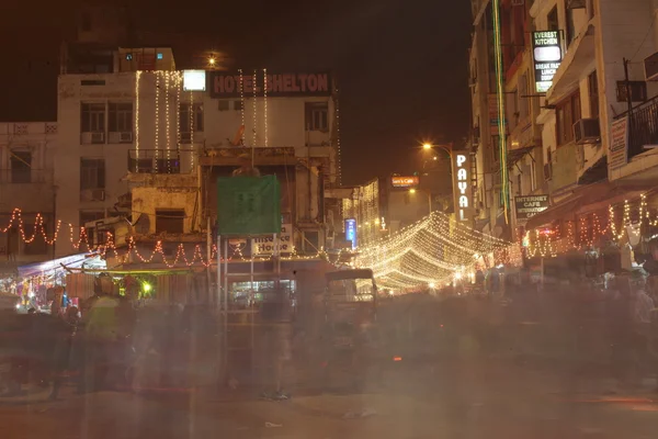Menschen sind mit den täglichen Aktivitäten auf dem berühmten Hauptbasar Straße beschäftigt — Stockfoto