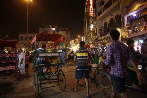 Mensen zijn druk bezig met de dagelijkse activiteiten op beroemde Main Bazaar weg — Stockfoto