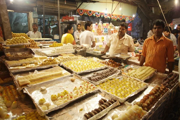 Προμηθευτές διάσημο ινδική ζαχαρωτών στον διάσημο παζάρι κεντρικό δρόμο στις Νοεμβρίου — Φωτογραφία Αρχείου