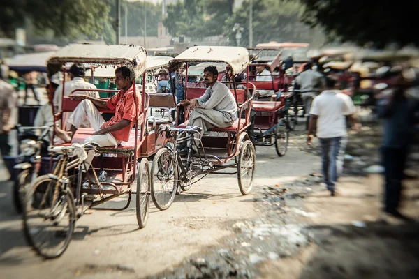 Manhã em uma rua em 10 de novembro de 2013 em Old Delhi, Índia . — Fotografia de Stock