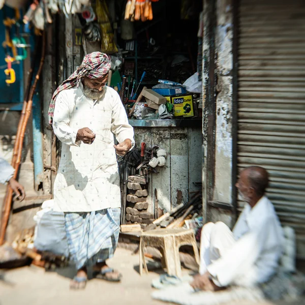 Manhã em uma rua em 10 de novembro de 2013 em Old Delhi, Índia . — Fotografia de Stock