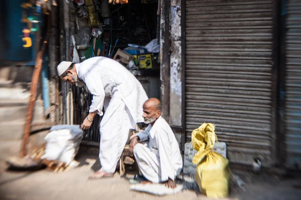 Manhã em uma rua em 10 de novembro de 2013 em Old Delhi, Índia . — Fotografia de Stock