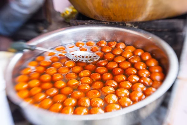 Indisk gatumat Gulab Jamuns i sockersirap — Stockfoto
