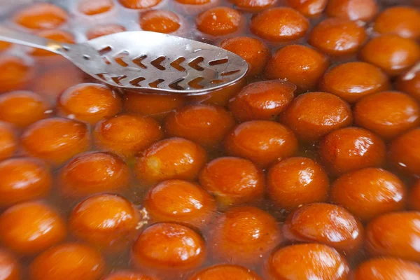 Indian street food Gulab Jamuns in Sugar Syrup — Stock Photo, Image
