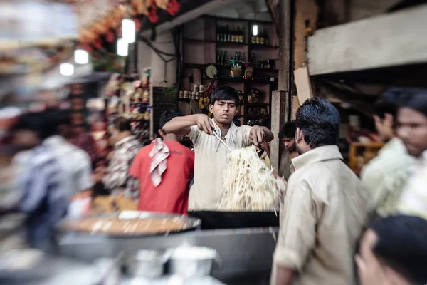 Homem cozinhar e vender comida de rua popular da Índia — Fotografia de Stock