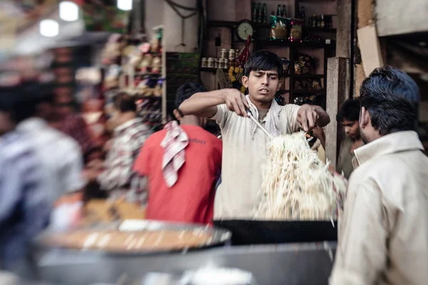 Człowiek do gotowania i sprzedaży w Indiach popularnej ulicy żywności — Zdjęcie stockowe