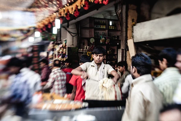 Homem cozinhar e vender comida de rua popular da Índia — Fotografia de Stock