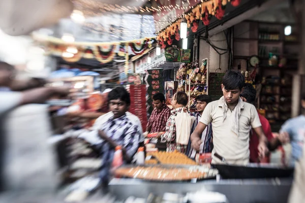 Hombre cocina y venta de comida callejera popular de la India —  Fotos de Stock